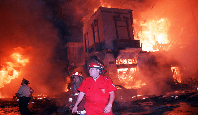 Un cartucho de fuego artificial desencadenó un incendio que consumió 4 cuadras de Mesa Redonda. Foto: archivo La República