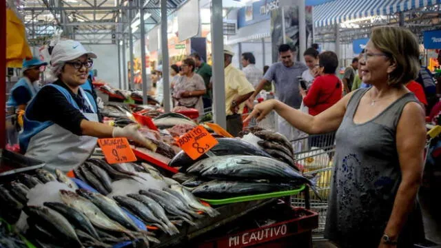 Cientos de personas acuden a los terminales para comer pescado. Foto: La República