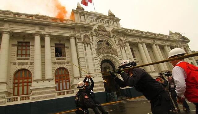 Personal de Rescate de la Policía Nacional del Perú se constituyó hasta los exteriores del Congreso para participar del simulacro. Foto: Congreso.