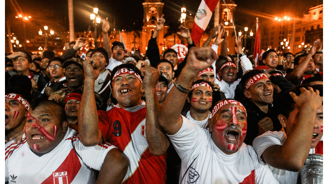 Hinchas peruanos se preparan para volver a alentar a la selección peruana por eliminatorias. Foto: GLR