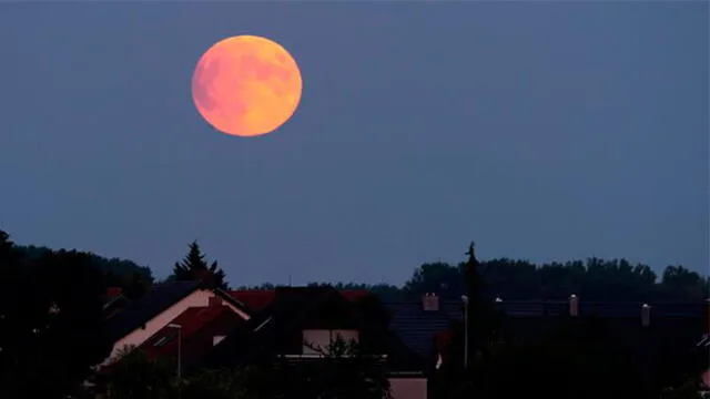 Eclipse lunar 2020 en Alemania. Foto: EFE.