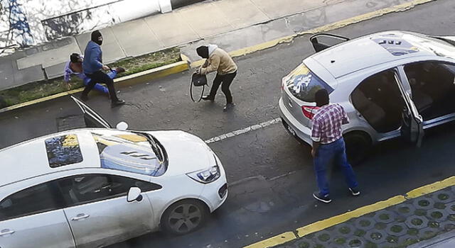 Víctimas son sometidas por delincuentes a bordo de taxis. Foto: La República