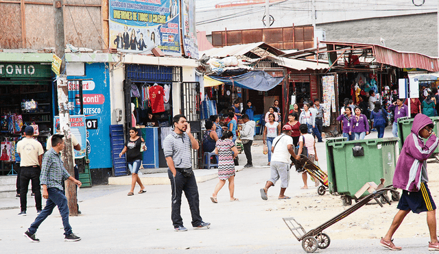 Comerciantes informales siguen apoderándose de las vías públicas del mercado en Piura. Foto: La República