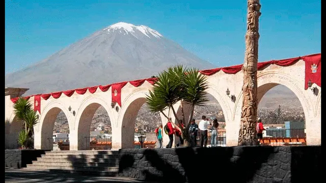 Uno de los puntos más visitados en Arequipa en el mirador de Yanahuara. Foto: La República