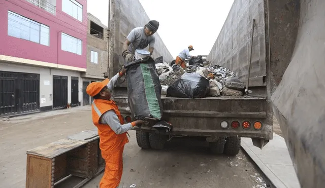 La limpieza en SJM se realiza con la ayuda de personal especializado y camiones de basura. Foto: Municipalidad de SJM