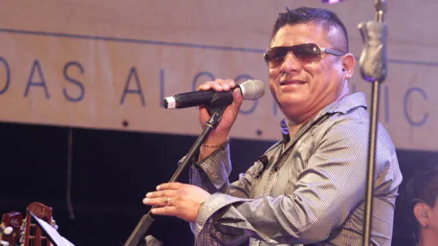 El cantante Robert Muñoz, líder de Clavito y su chela, tiene dificultades para respirar causa de la COVID-19. Foto: Robert Muñoz, Instagram fans