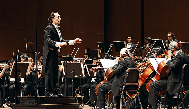 Fernando Valcárcel, dirige la Orquesta Sinfónica Nacional. Inician su temporada 2022 este viernes 11 de febrero.