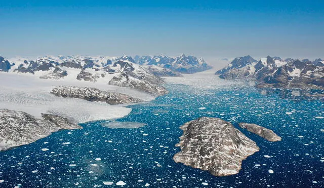 Icebergs desprendidos en el suroeste de Groenlandia que terminan en las aguas del fiordo de Mogens Heinesen. Crédito Benoit Lecavalier