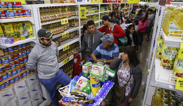 Personas hacen cola en un supermercado de Valparaíso, Chile. Foto: AFP