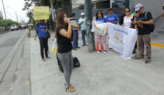 Flor de Los Milagros Contreras León, de La Resistencia, encabezó incursión frente a la Junta Nacional de Justicia. Foto: Antonio Melgarejo / La República.