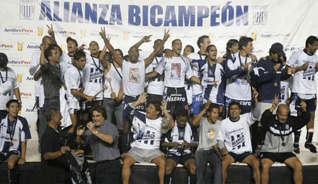 Alianza Lima bicampeón 2003-2004, tras ganarle dos finales a Sporting Cristal. Foto: Alianza Lima