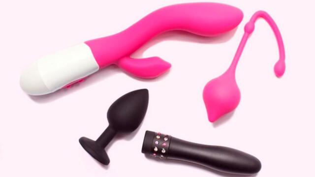 Para mantener limpios los juguetes sexuales no basta con una limpieza superficial. Foto: Diversual