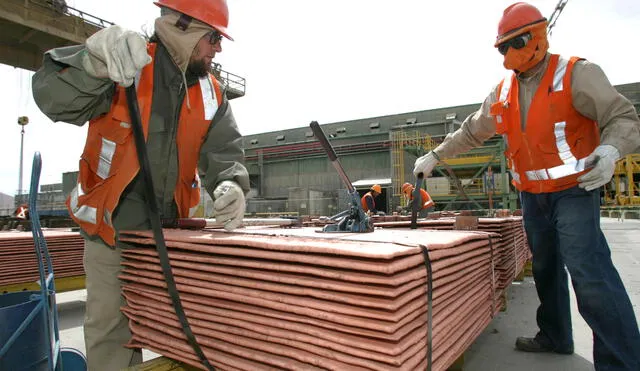 Los bajos inventarios también han respaldado los precios del cobre. Foto: AFP