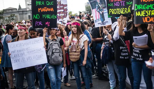 Jóvenes en protesta contra la violencia hacia las mujeres. Foto: AFP