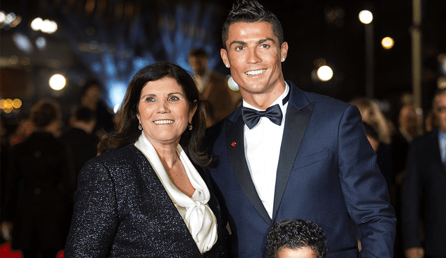 Cristiano Ronaldo junto a su madre en una ceremonia de gala. Foto: AFP