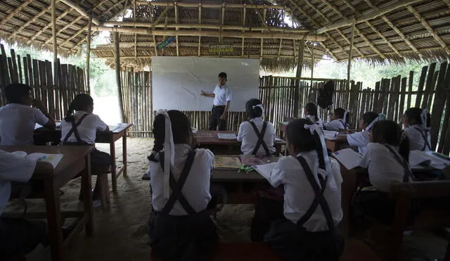 A la fecha, 2.474 escuelas en zonas rurales desarrollan clases semipresenciales. Foto: La República