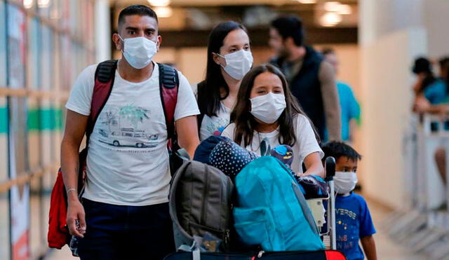 Pasajeros en aeropuerto de Santiago de Chile. Foto: AFP.