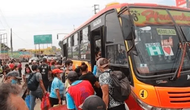 Continúan aglomeraciones en microbuses y combis. Foto: La República