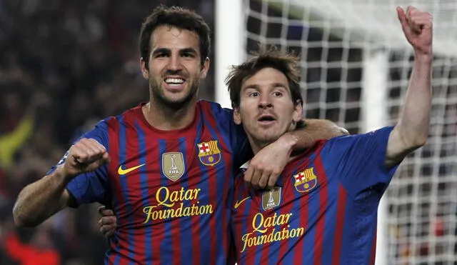 Fábregas celebrando un gol con Lionel Messi en el FC Barcelona.