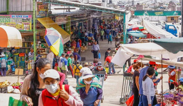 Mercado mayorista no completa ni el aforo permitido por la pandemia. Foto: La República