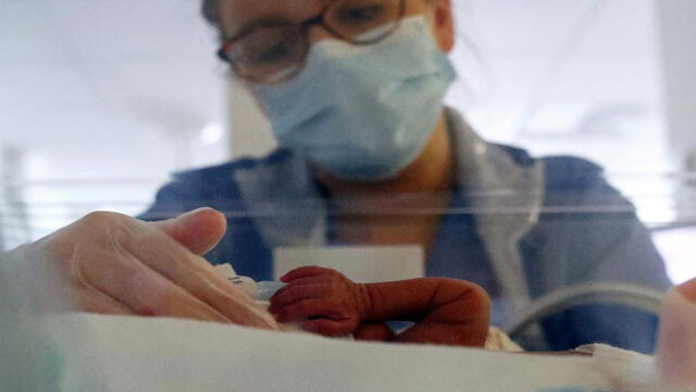 Cada año aumentan los bebés prematuros que logran superar la tasa de mortalidad. Foto: HANNAH MCKAY / POOL / AFP