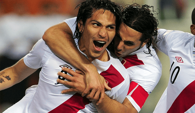 Paolo Guerrero y Claudio Pizarro jugaron juntos en el Bayern Múnich y la selección peruana. Foto: AFP