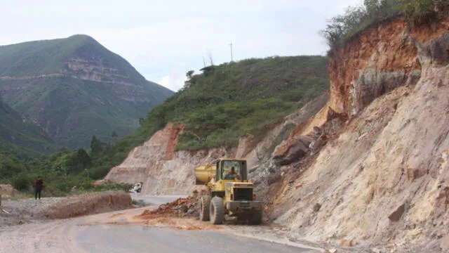 Un desprendimiento de piedras y lodo obstaculizó 20 metros de carretera. Foto: difusión