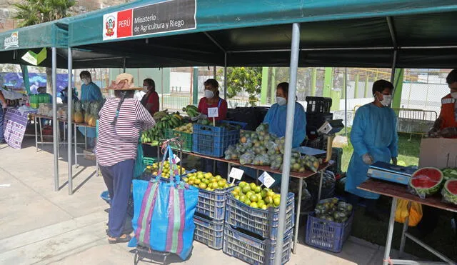 Los mercados itinerantes cumplen con protocolos sanitarios para garantizar el bienestar de los vendedores y compradores. Foto: Twitter/Midagri