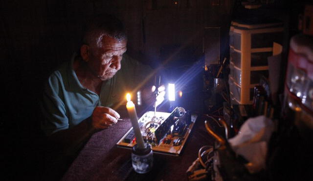 Los cortes de luz programados se dan por mantenimiento de la red eléctrica en diferentes distritos de Lima y Callao. Foto: EFE