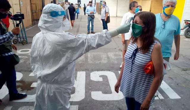 Para el especialista, es importante vigilar el cumplimiento de las normas sanitarias en los espacios públicos, como los mercados. Foto: La República.