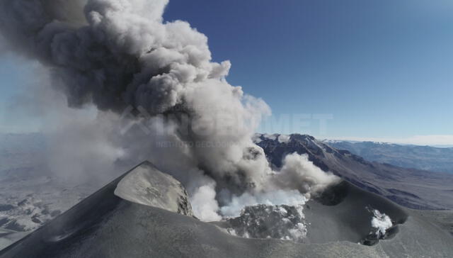 Volcán Sabancaya inició su proceso eruptivo en noviembre del 2016. Foto: Ingemmet.