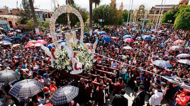 Cientos de devotos peregrinaron al distrito de Motupe para venerar al sagrado madero. Foto: Rosa Quincho/URPI-GLR