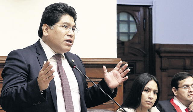 Rennán Espinoza se apartó de la bancada Somos Perú luego de que sus colegas apoyaron la vacancia de Martín Vizcarra. Foto: Congreso