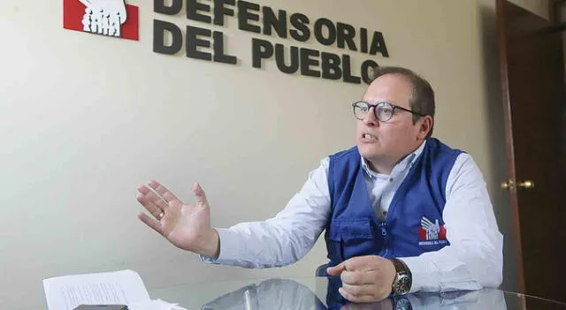 Representante de Defensoría, Ángel María Manrique, cuestiona suspensión de labores escolares. Foto: La República