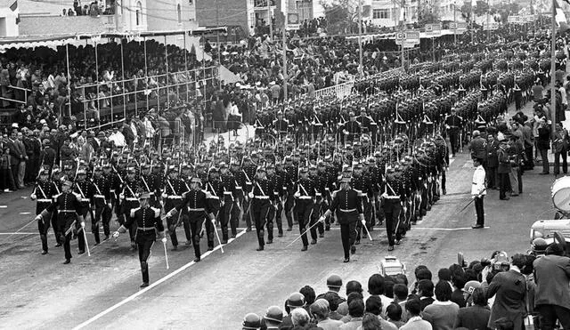 Gran Parada y Desfile Cívico-Militar en la avenida Brasil (1974). Foto: El Peruano.