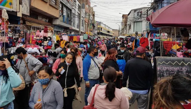 Los ambulantes tienen tomadas las calles de Trujillo. (Foto Jaime Mendoza)