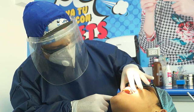 Tanto el dentista como el paciente deben cumplir ciertos protocolos de seguridad establecidos por el Minsa. Foto: Captura TV