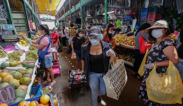 Ciudadanos acudieron temprano para comprar productos en este mercado. Foto: referencial / La República