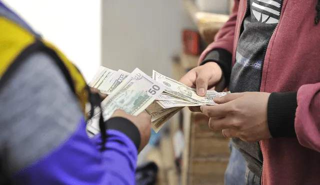 Especialistas sostienen que no hay ningún sustento técnico para que el dólar se encuentre en los niveles actuales. Foto: La República / Javier Quispe Arcasi.