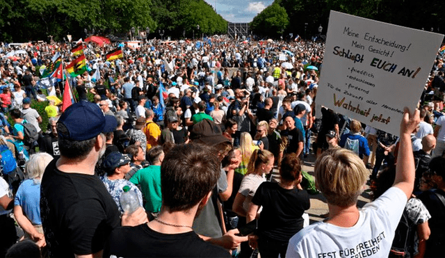 Manifestantes anti-COVID-19 se reúnen en Berlín para protestar contra el Gobierno por las restricciones sanitarias. Foto: AFP / John Mac Dougall