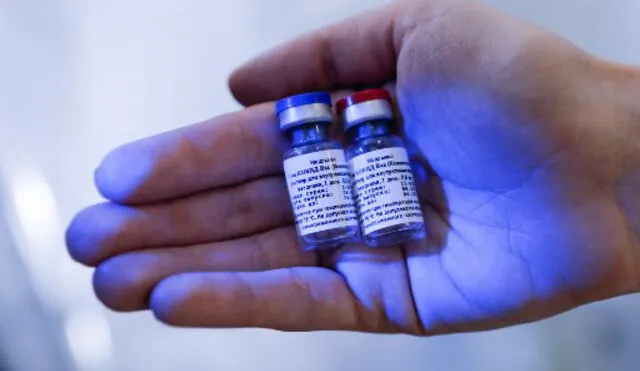 Las vacuna rusas contienen un código QR que permiten rastrear el origen de cada frasco, afirma el fondo ruso. Foto: AFP
