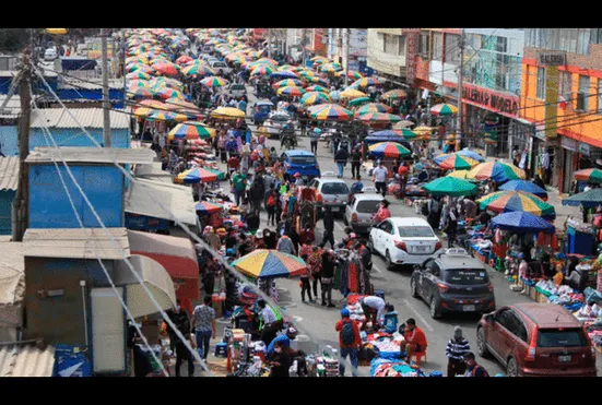 Son más de diez mil ambulantes en el mercado Modelo. Foto: Clinton Medina.