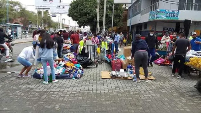 Comerciantes siguen invadiendo las vías públicas del mercado. Foto: República