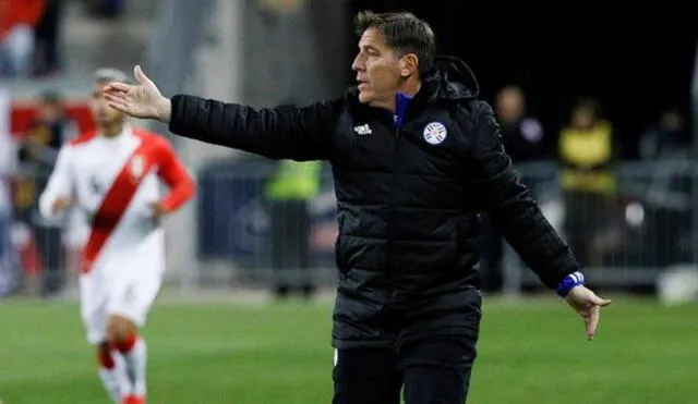 El entrenador argentino criticó la expulsión del capitán paraguayo, Gustavo Gómez, por doble amonestación. Foto: EFE