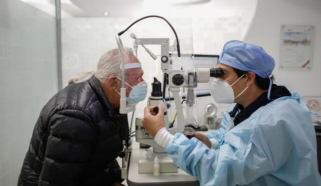 El 90% de los pacientes de oftalmología afirmaron pasar más de tres horas diarias frente a una computadora. Foto: Antonio Melgarejo/La República
