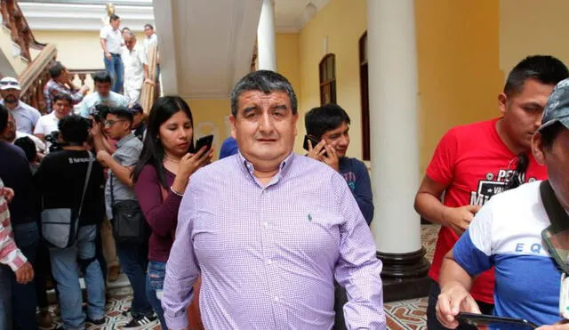 Humberto Acuña fue sentenciado en doble instancia e inhabilitado de la función pública, pero sigue en el Congreso. Foto: La República