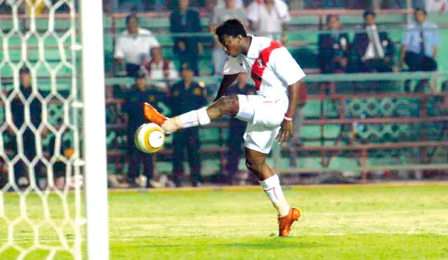 En total, Mendoza marcó cuatro goles con la selección peruana. Foto: Archivo