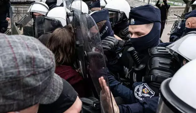 Se han acusado a decenas de manifestantes de delitos menores por participar en las protestas. Foto: AFP