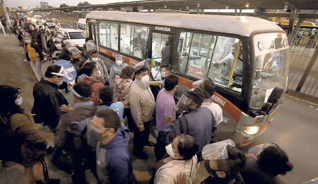 La falta de transporte pública adecuado en la capital genera aglomeraciones y alta congestión vehicular. Foto: John Reyes/ La República