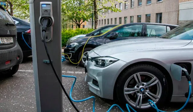 Se prevé que el precio de los autos eléctricos baje rápidamente a medida que se fabriquen de manera masiva. Foto: AFP